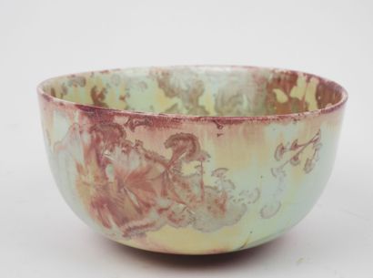 Coupe en porcelaine émaillée à décor polychrome...