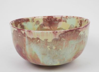 Coupe en porcelaine émaillée à décor polychrome...