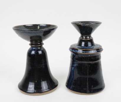 Deux vases soliflores en grès émaillé bleu.
Travail...