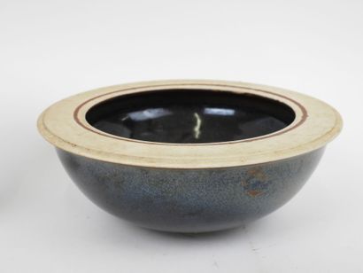 Coupe et pot en grès émaillé.
L'un monogrammé...