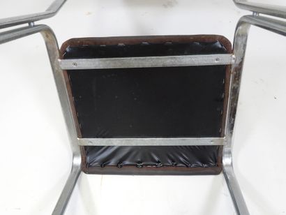 Suite de quatre chaises en métal chromé et...