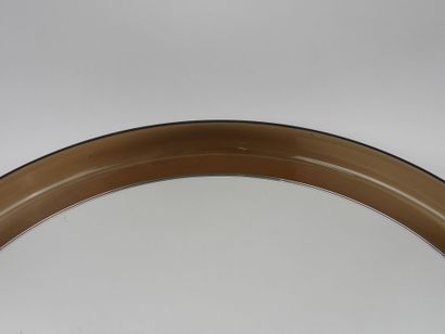 Miroir circulaire en plastique marron.
Travail...