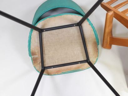 Lot comprenant un fauteuil en bois et skaï...