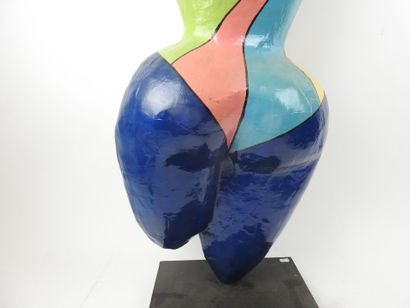 École du XXe.
Femme en papier mâché polychrome.
H.:...