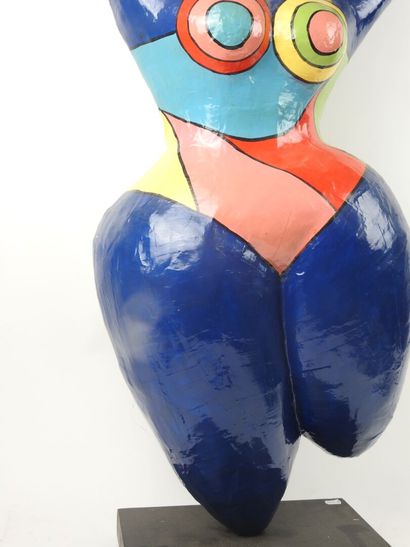 École du XXe.
Femme en papier mâché polychrome.
H.:...
