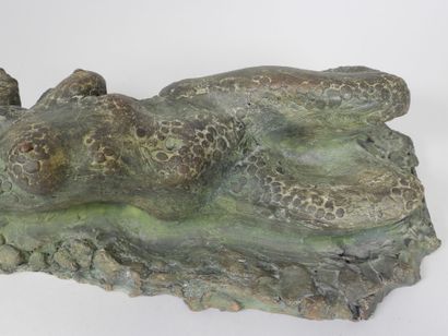École du XXe. 
Femme nue allongée. 
Sculpture...