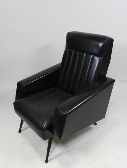 Fauteuil en cuir noir et piètement en métal...