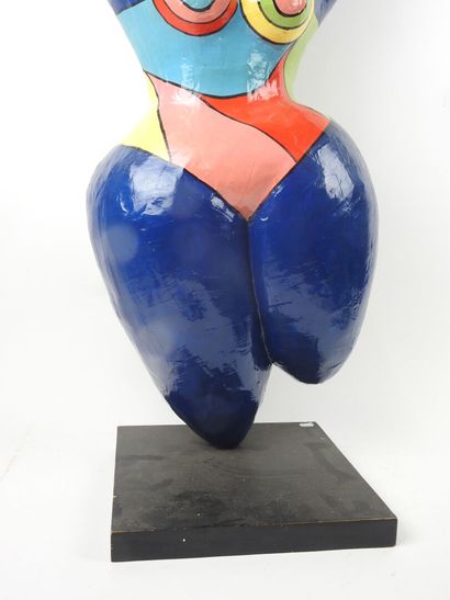 École du XXe.
Femme en papier mâché polychrome.
H.:...