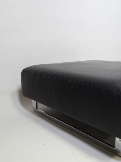 ROCHE BOBOIS. 
Banquette carrée en cuir noir...