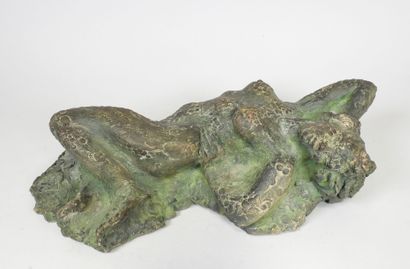 École du XXe. 
Femme nue allongée. 
Sculpture...