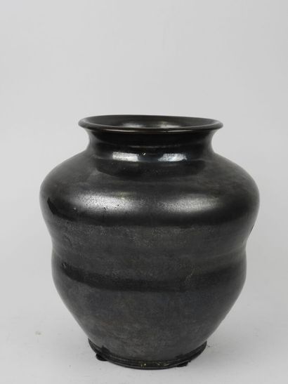 Vase renflé en céramique émaillé noir.
Travail...