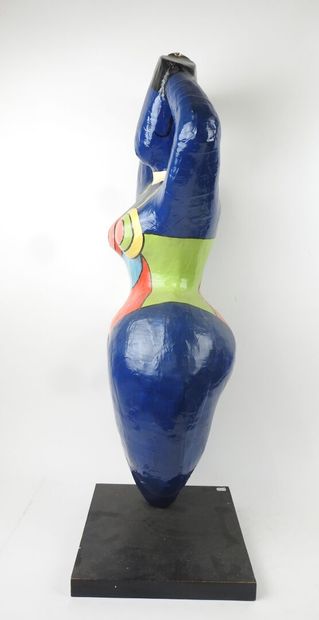 École du XXe.
Femme en papier mâché polychrome.
H.:...