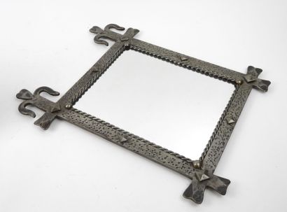 Miroir rectangulaire en fer forgé à décor...