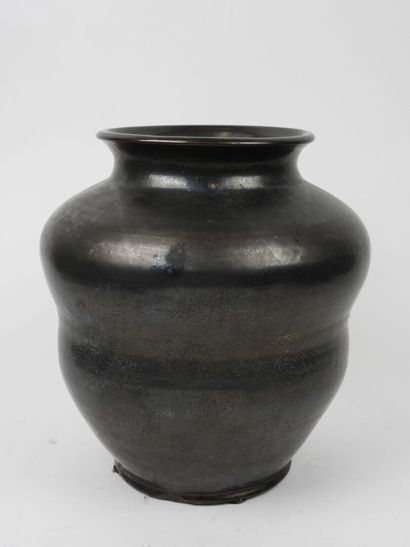 Vase renflé en céramique émaillé noir.
Travail...
