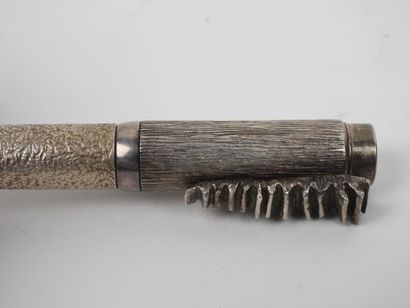 Michel AUDIARD (né en 1951).
Stylo en bronze...