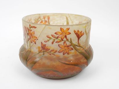 DAUM NANCY.
Large vase with a flattened body...