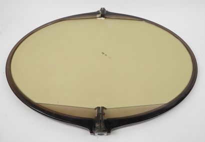 Miroir ovale en plastique marron.
Travail...