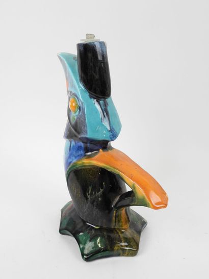 Pichet en céramique polychrome en forme de...