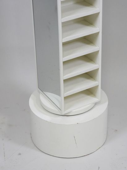 Meuble de présentation en bois laqué blanc...