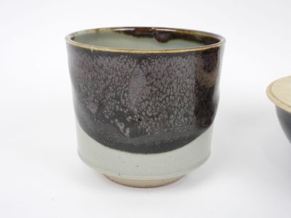 Coupe et pot en grès émaillé.
L'un monogrammé...