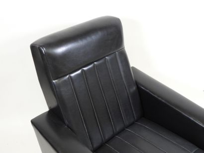 Fauteuil en cuir noir et piètement en métal...