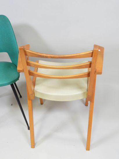 Lot comprenant un fauteuil en bois et skaï...