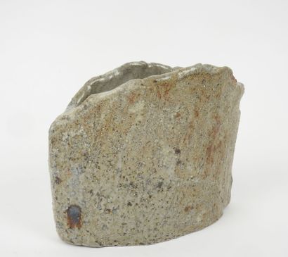 Petit vase oblong en grès de forme libre.
Travail...