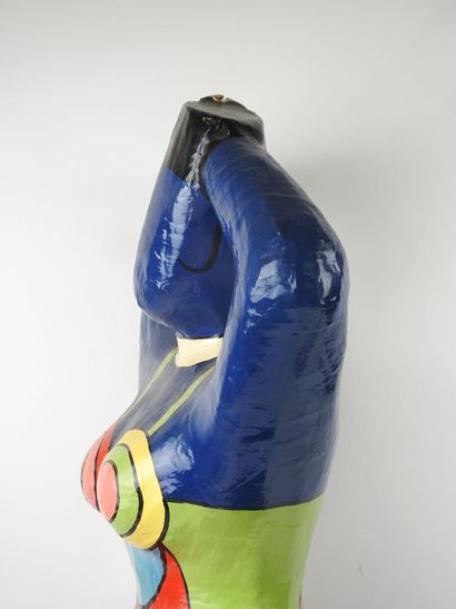 École du XXe.
Femme en papier mâché polychrome.
H.:...