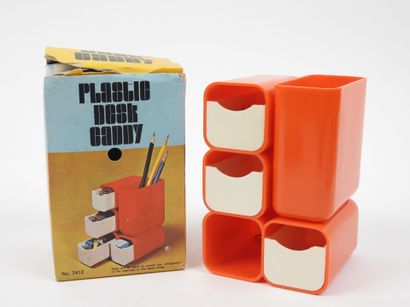 Pot à crayons en plastique orange et ouvrant...