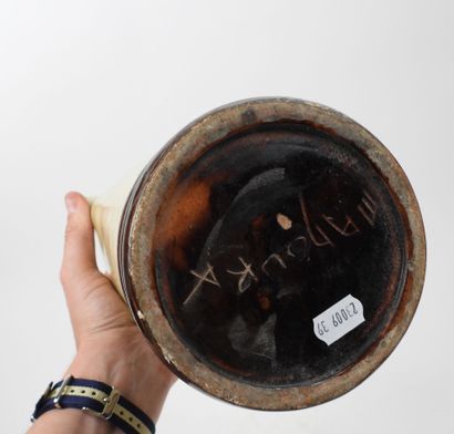 MADURA, XXe.
Pichet en céramique à glaçure...