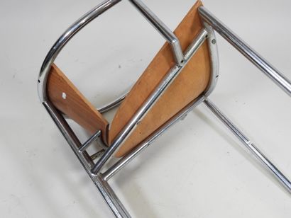Série de quatre fauteuils à dossier courbé,...