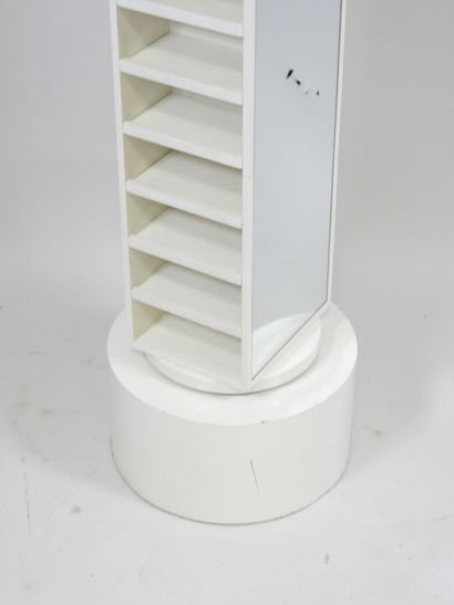 Meuble de présentation en bois laqué blanc...