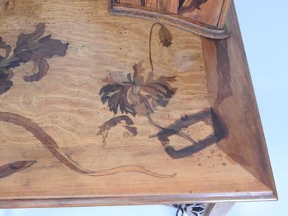 Bureau en bois et marqueterie de bois exotique,...