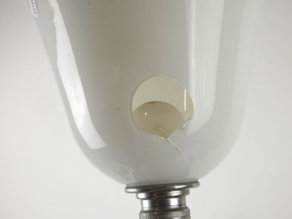 Lampe à base circulaire en métal chromé,...