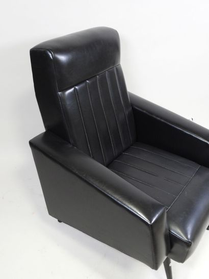 Fauteuil en cuir noir et piètement en métal...