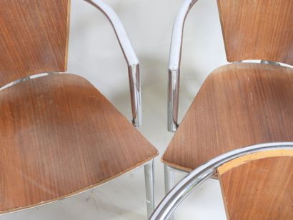 Série de quatre fauteuils à dossier courbé,...