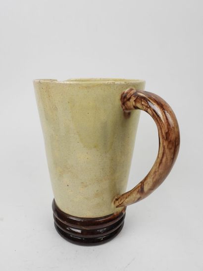 MADURA, XXe.
Pichet en céramique à glaçure...