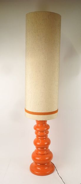 Lampe à poser en céramique orange.
Travail...
