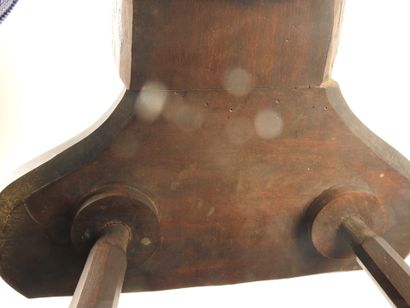 Chaise de vacher ou traite en bois sculpté,...