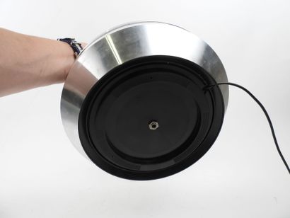 Lampe fibres en métal chromé et plastique.
Travail...