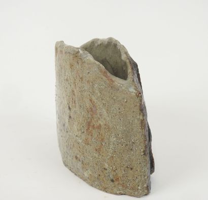 Petit vase oblong en grès de forme libre.
Travail...