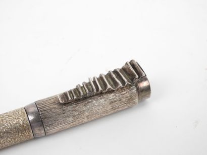 Michel AUDIARD (né en 1951).
Stylo en bronze...