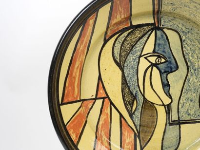 Grande coupe circulaire en céramique polychrome...