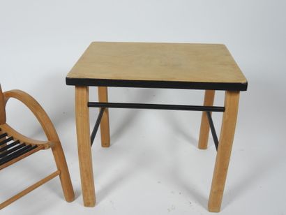 Bureau et chaise d'enfant en bois courbé...