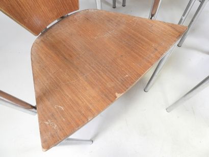 Série de quatre fauteuils à dossier courbé,...