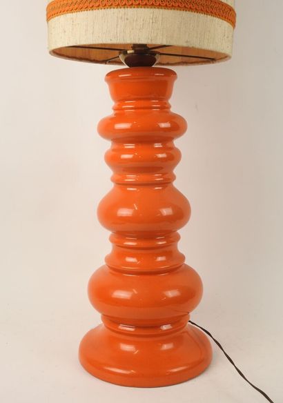 Lampe à poser en céramique orange.
Travail...