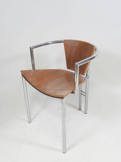 Série de quatre fauteuils à dossier courbé,...