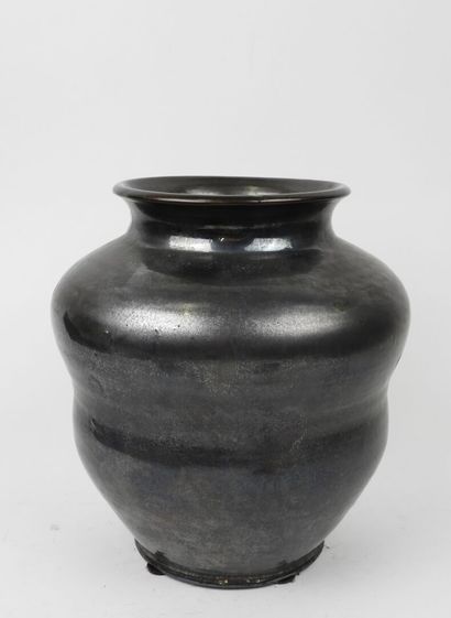 Vase renflé en céramique émaillé noir.
Travail...