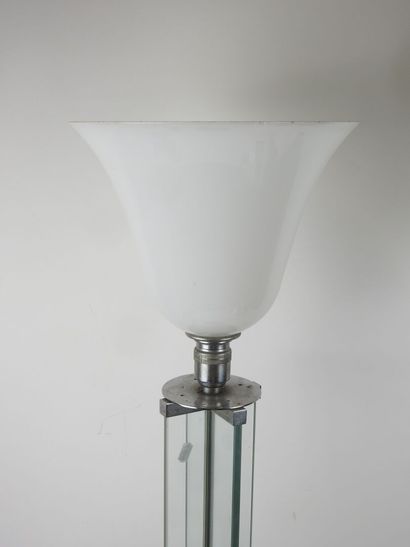 Lampe à base circulaire en métal chromé,...