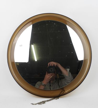 Miroir circulaire en plastique marron.
Travail...